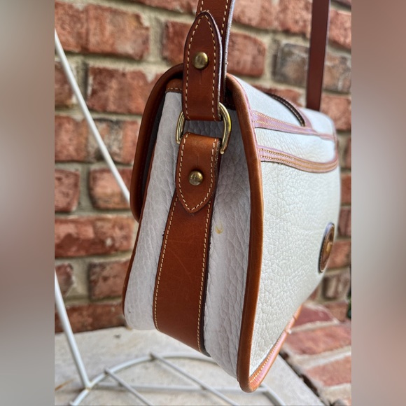 Vintage Dooney & Bourke AWL Leather Off White Tan Crossbody Saddle Bag - Picture 4 of 12